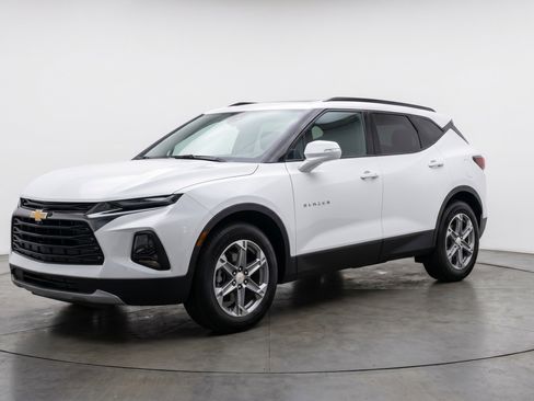 Used 2025 Chevrolet Blazer LT FWD image 3