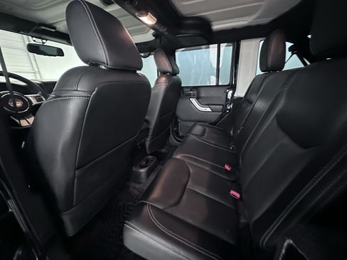 Used 2015 Jeep Wrangler Unlimited Rubicon AWD/4WD image 28
