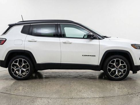 Used 2025 Jeep Compass Limited image 11