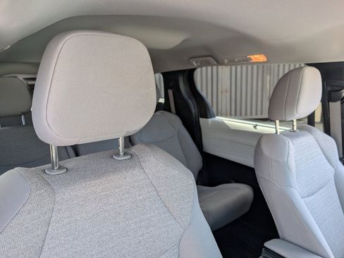 Used 2025 Toyota Sienna LE image 3