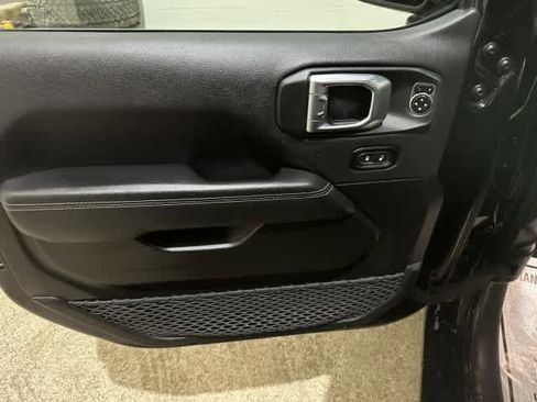Used 2023 Jeep Gladiator Overland AWD/4WD image 18
