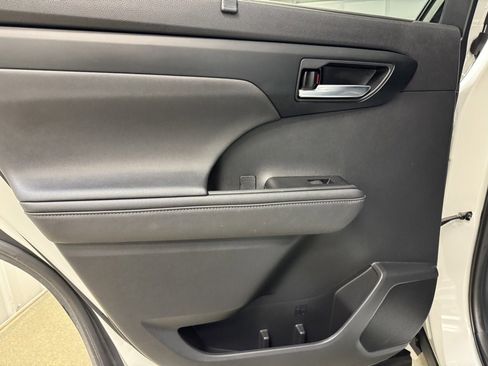 Used 2020 Toyota Highlander XLE image 14