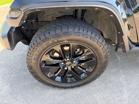 Used 2024 Jeep Gladiator Sport AWD/4WD image 3