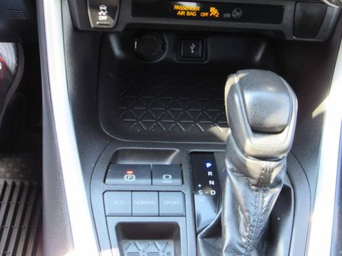 Used 2021 Toyota RAV4 LE image 14