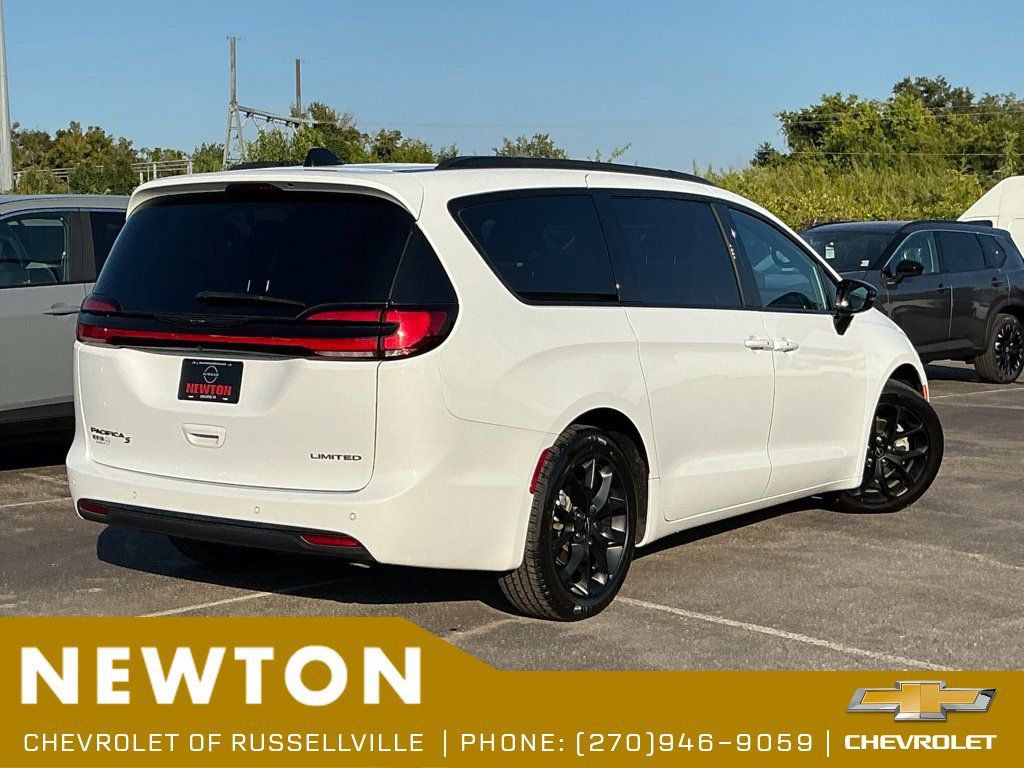 Used 2025 Chrysler Pacifica Limited FWD image 28