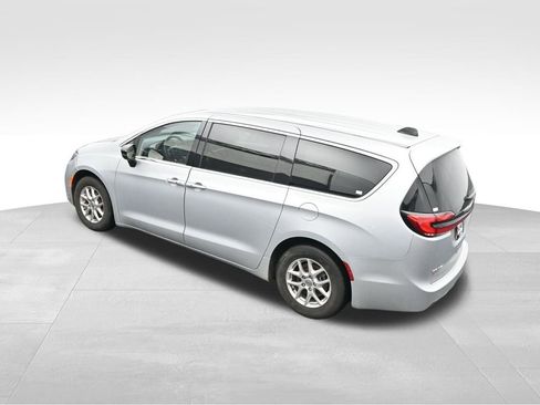 Used 2024 Chrysler Pacifica Touring-L FWD image 42