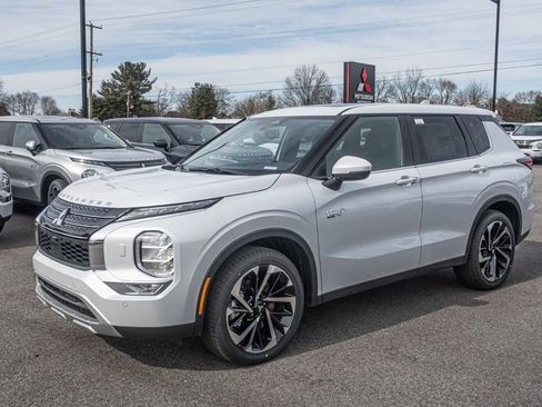 New 2025 Mitsubishi Outlander 4WD Plug-In Hybrid image 4