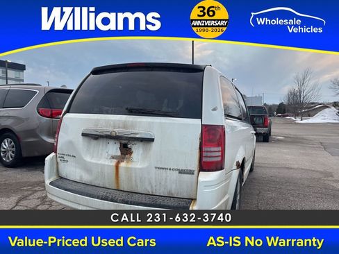 Used 2009 Chrysler Town & Country Touring image 8
