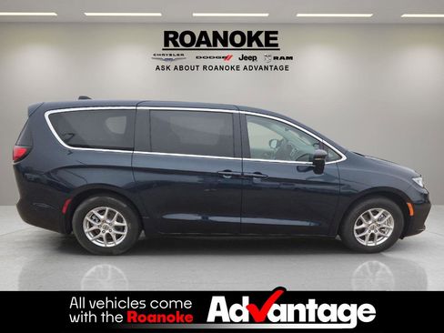 Used 2024 Chrysler Pacifica Touring-L image 6