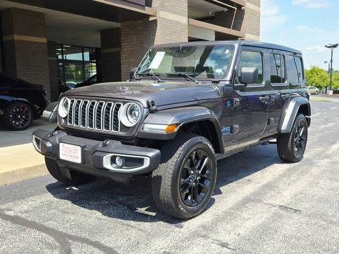 Used 2025 Jeep Wrangler Unlimited Sahara w/ Safety Group AWD/4WD image 3