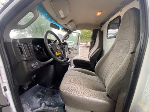 Used 2018 Chevrolet Express 2500 image 18