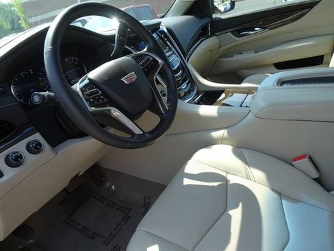 Used 2019 Cadillac Escalade Luxury AWD/4WD image 12