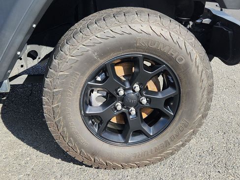 Used 2021 Jeep Wrangler Unlimited Willys image 9