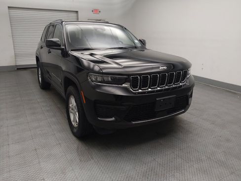 Used 2023 Jeep Grand Cherokee Laredo AWD/4WD image 13
