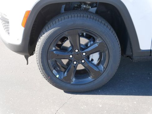 New 2025 Jeep Grand Cherokee Limited image 4