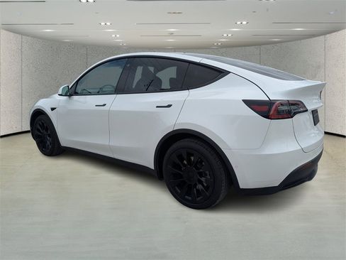 Used 2021 Tesla Model Y Long Range image 5