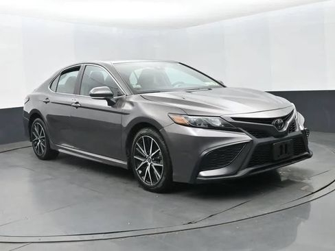 Used 2023 Toyota Camry SE FWD image 2
