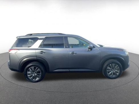 Used 2025 Nissan Pathfinder SV image 16