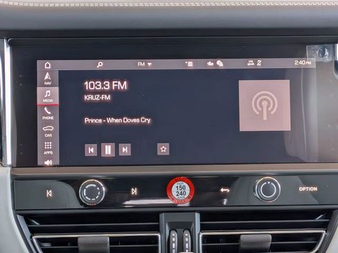Certified 2025 Porsche Macan AWD/4WD image 18