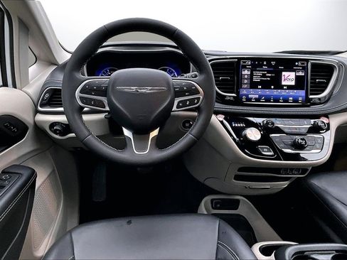 Certified 2024 Chrysler Pacifica Select image 11