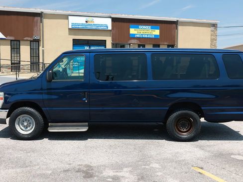 Used 2011 Ford E-350 and Econoline 350 XLT RWD image 3