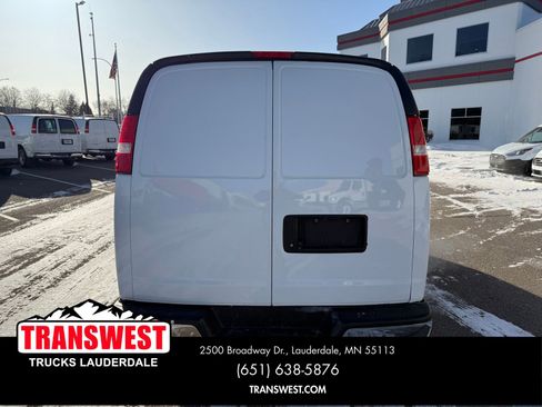 Used 2017 Chevrolet Express 3500 image 9