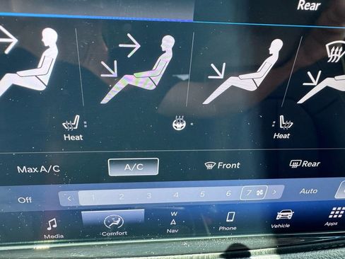 Used 2024 Chrysler Pacifica Limited FWD image 27