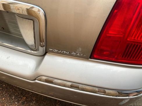Used 2003 Lincoln Town Car Executive RWD image 6