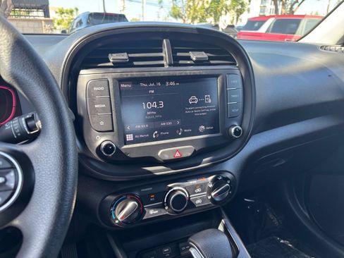 Used 2025 Kia Soul LX w/ LX Technology Package FWD image 17