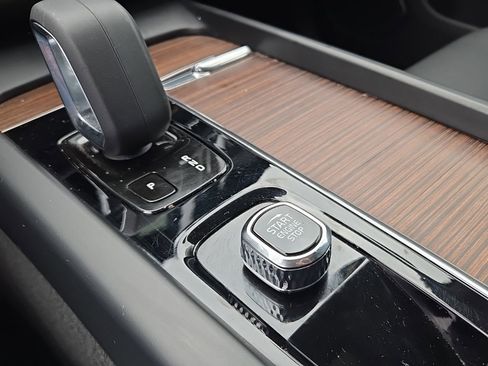 Certified 2022 Volvo XC60 B5 Momentum w/ Climate Package image 13