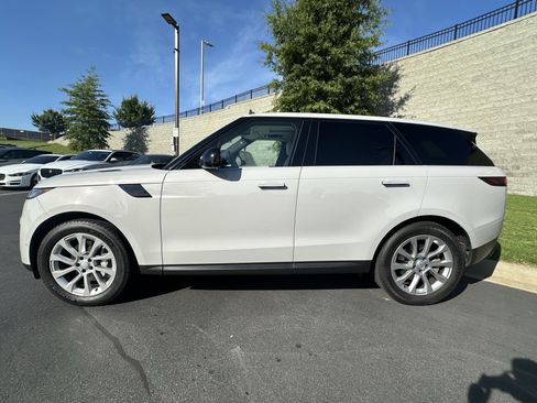 Used 2024 Land Rover Range Rover Sport SE AWD/4WD image 4