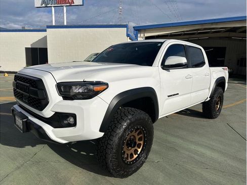 Used 2021 Toyota Tacoma TRD Off-Road image 2