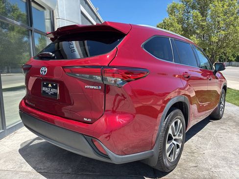 Used 2022 Toyota Highlander XLE AWD/4WD image 5