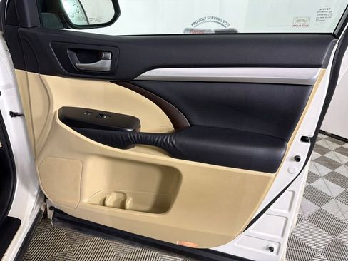 Used 2014 Toyota Highlander XLE image 16