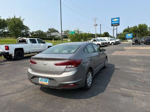 Used 2020 Hyundai Elantra SE FWD image 17