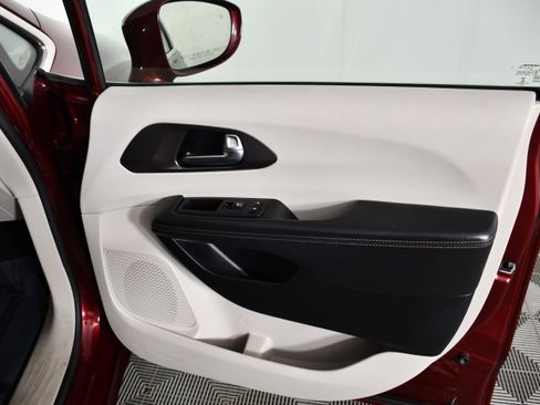 Used 2020 Chrysler Pacifica Touring-L FWD image 40