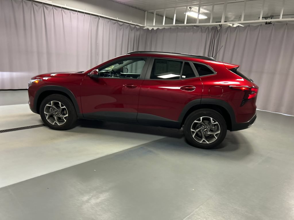 Used 2025 Chevrolet Trax LT w/ LT Convenience Package FWD image 4