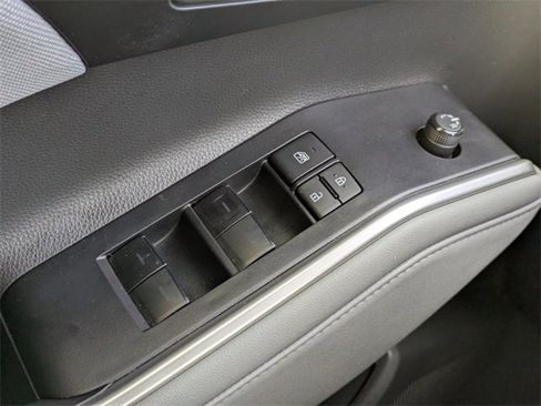 Used 2023 Toyota Highlander LE image 25