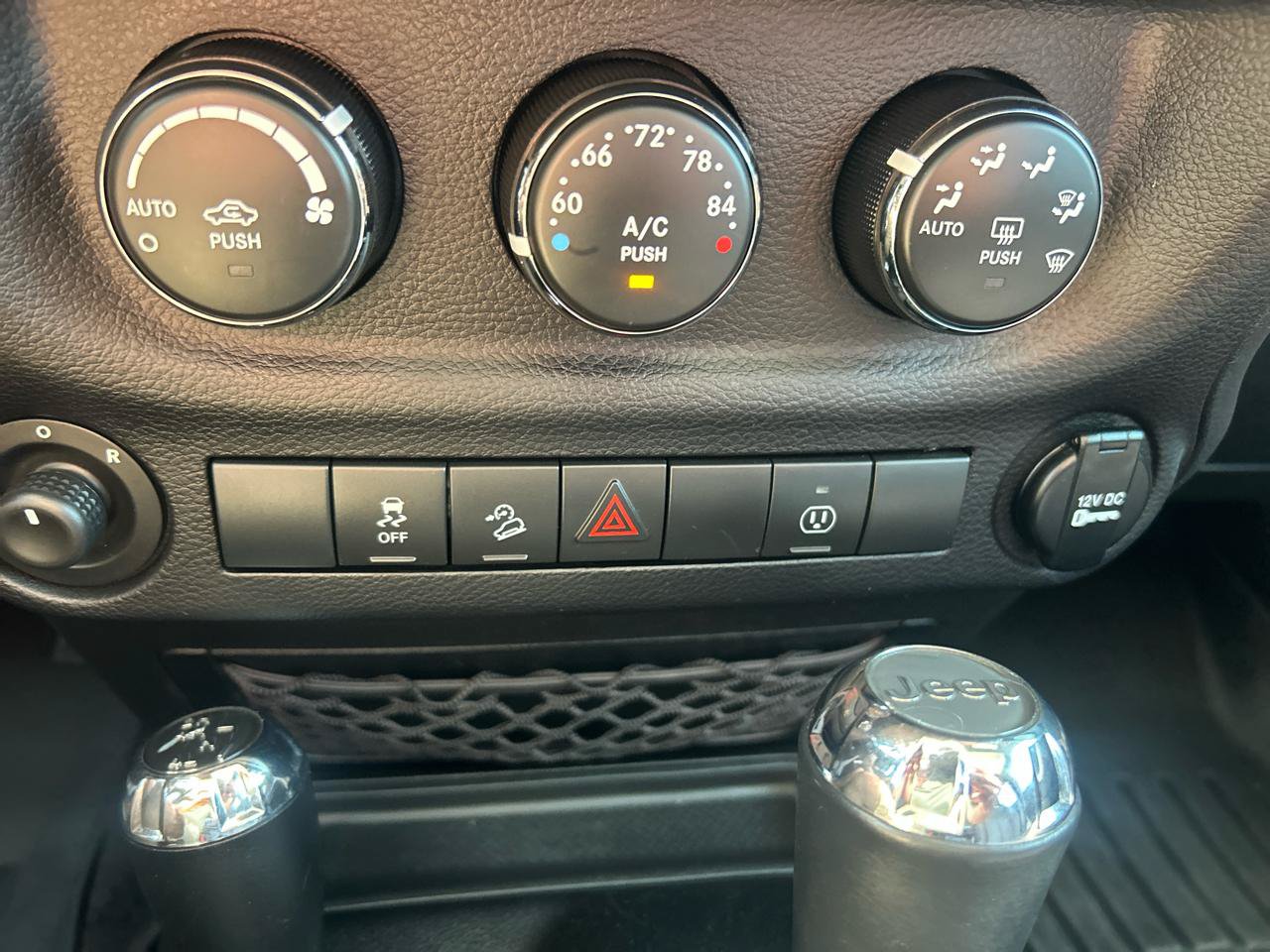 Used 2014 Jeep Wrangler Unlimited Rubicon w/ Connectivity Group AWD/4WD image 10