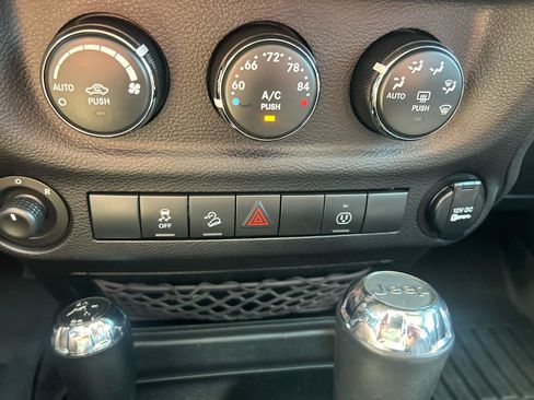 Used 2014 Jeep Wrangler Unlimited Rubicon w/ Connectivity Group AWD/4WD image 10