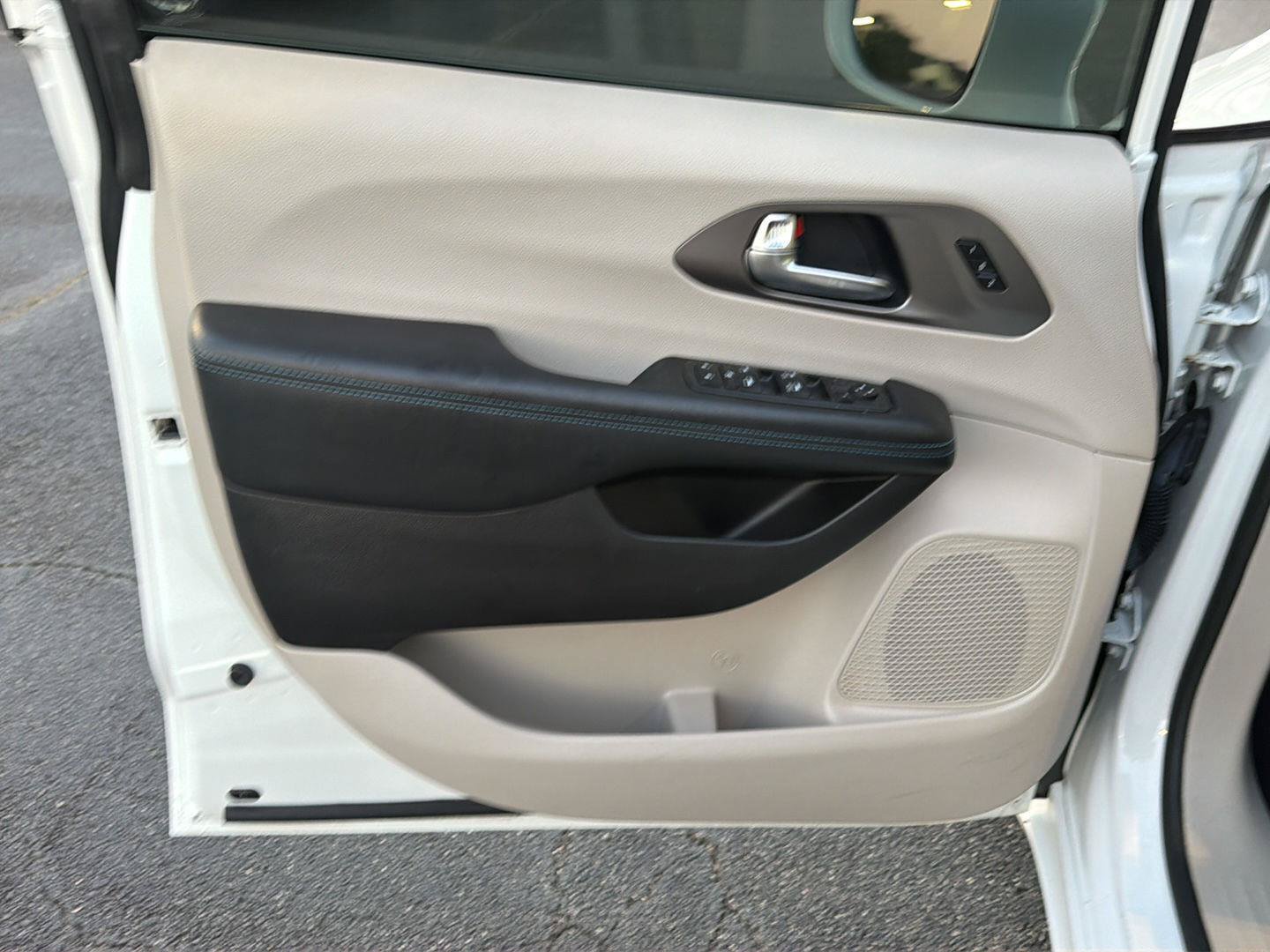 Used 2021 Chrysler Pacifica Touring-L FWD image 17