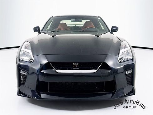 Used 2021 Nissan GT-R Premium image 2