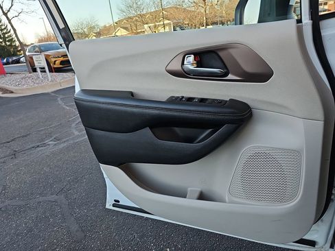 Used 2022 Chrysler Voyager LX image 27