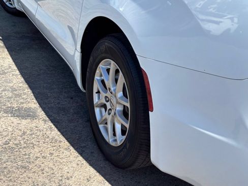 Used 2025 Chrysler Pacifica Select FWD image 32