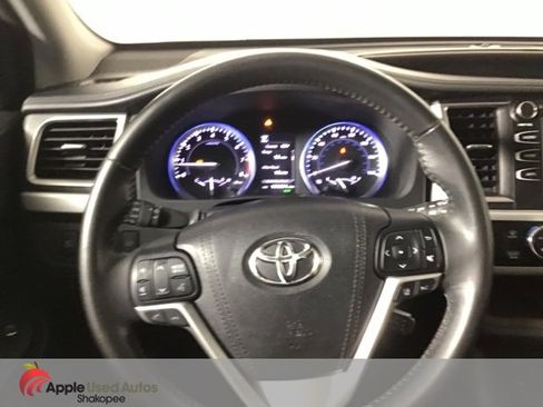 Used 2017 Toyota Highlander XLE image 12