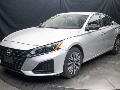 Used 2024 Nissan Altima 2.5 SV AWD/4WD image 6