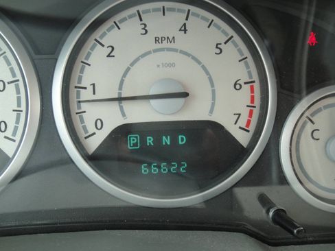 Used 2010 Chrysler Town & Country Touring FWD image 16