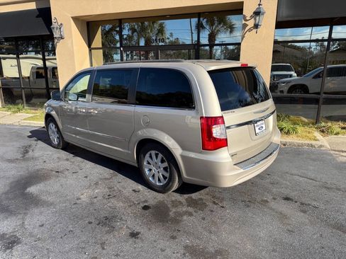Used 2015 Chrysler Town & Country Touring image 14