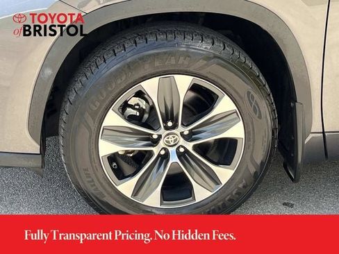 Used 2021 Toyota Highlander XLE AWD/4WD image 11