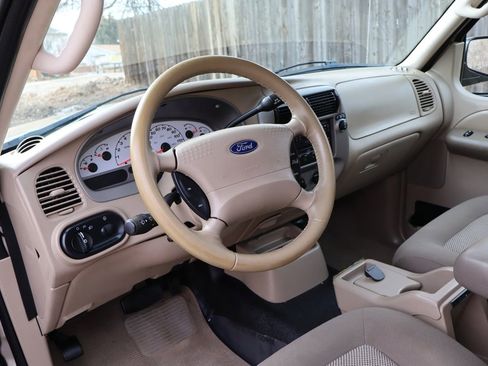Used 2004 Ford Explorer Sport Trac XLT image 16
